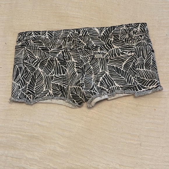 RVCA black and white leaf print shorts - Picture 2 of 4